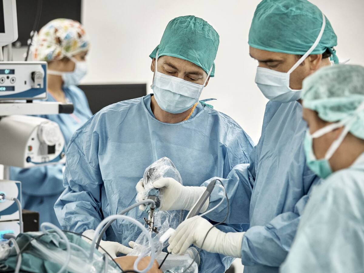 Cirugías endoscópicas de columna están cada vez más disponibles a través del sistema público de salud