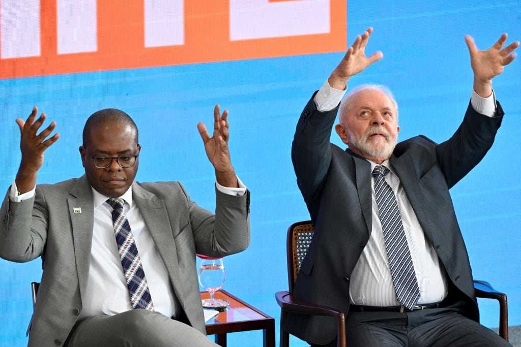 El presidente de Brasil, Luiz Inácio Lula da Silva, junto al entonces ministro de derechos humanos Silvio Almeida en un evento oficial en Brasilia