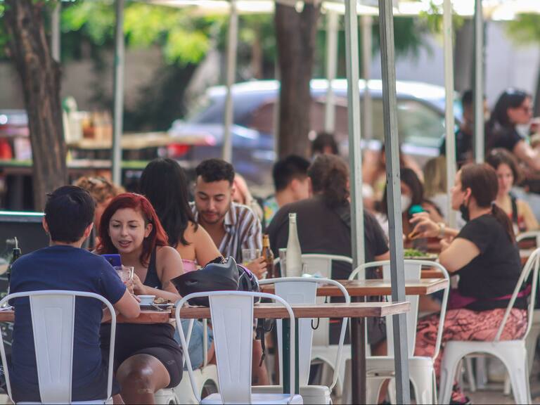 06 de Febrero 2022/ SANTIAGO
Un grupo de personas sin mascarillas comparten en el restaurante el Huerto Ubicado en la calle Orego Lucco , Providencia.
Foto:JUAN FARIAS / AGENCIAUNO