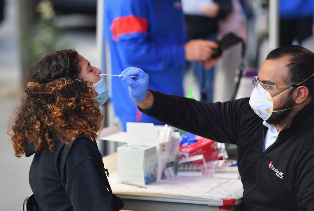 Trabajadores de la salud realizan exámenes del Covid-19 en Nueva York
