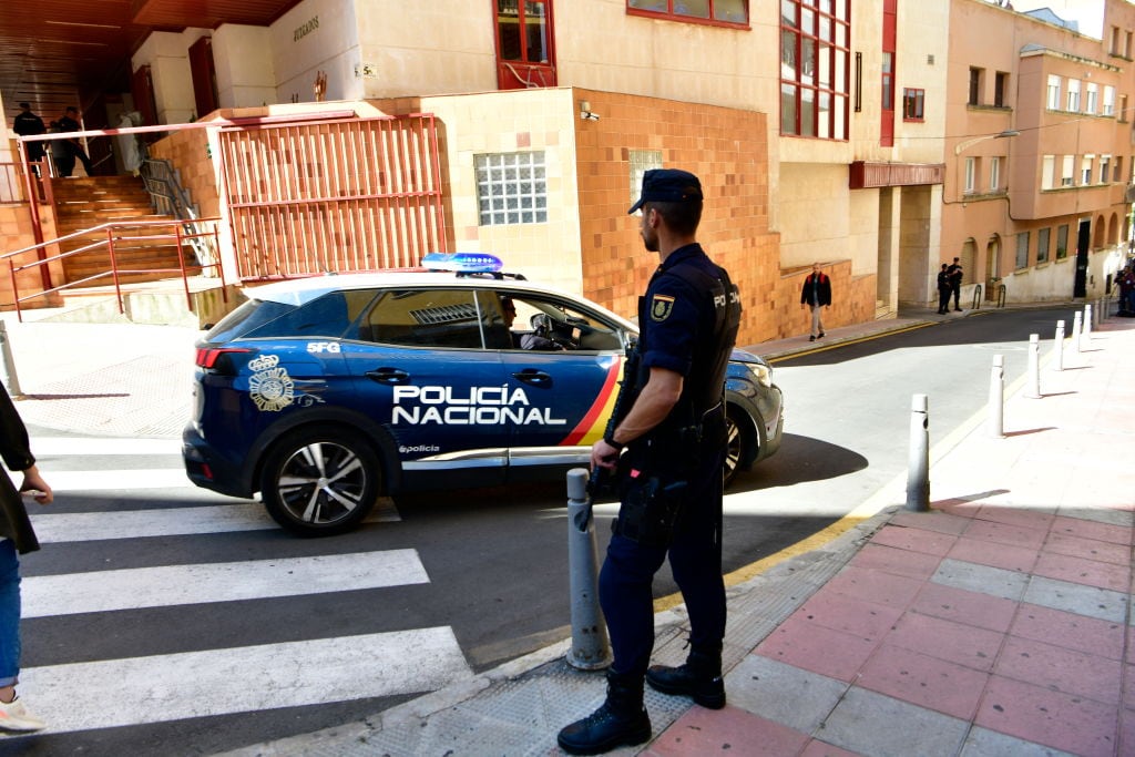 La Policía de España realiza un operativo de detención
