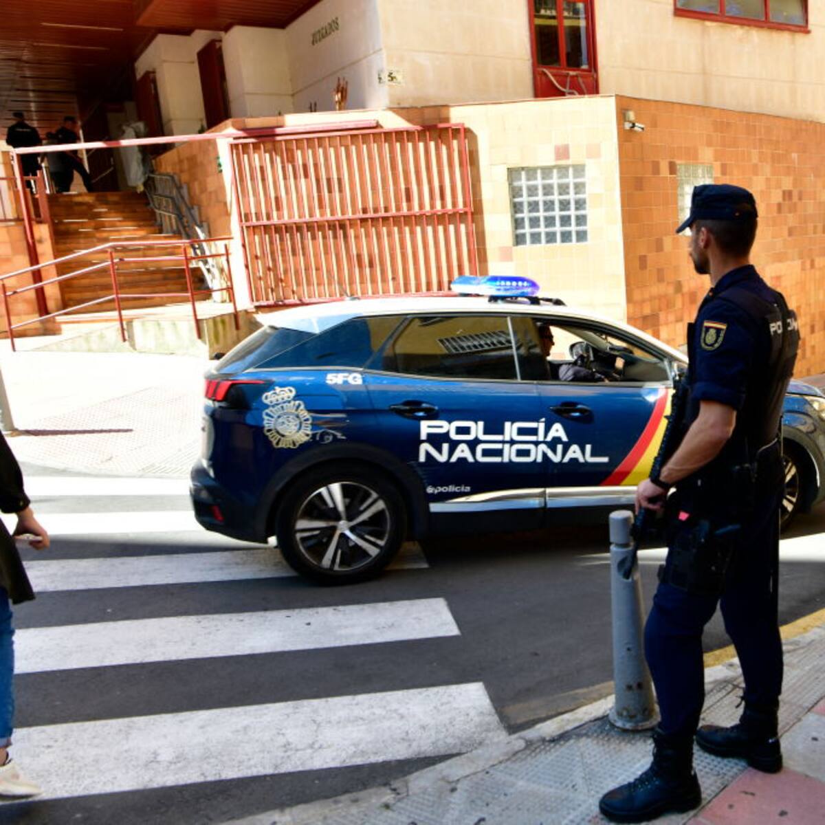 Padre es detenido por violar a su hija de 8 años junto con otros dos hombres