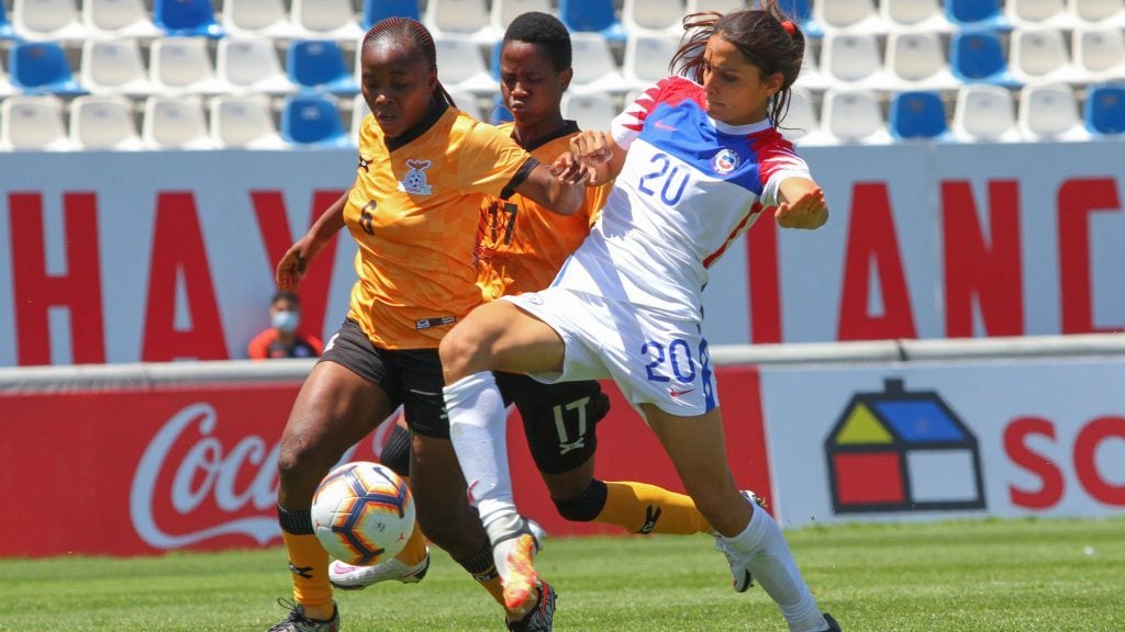 28 de Noviembre del 2020/SANTIAGODaniela Zamora(d) disputa el balon , durante el partido amistoso internacional entre la Selección Femenina de Chile vs Selección Femenina de Zambia, disputado en el Estadio San Carlos de Apoquindo.
FOTO: JORGE DIAZ/AGENCIA UNO