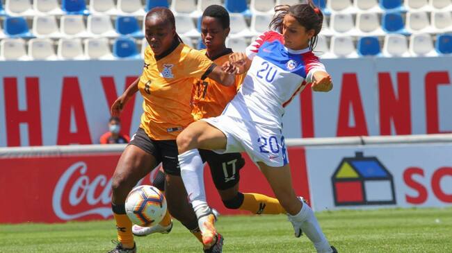 28 de Noviembre del 2020/SANTIAGODaniela Zamora(d) disputa el balon , durante el partido amistoso internacional entre la Selección Femenina de Chile vs Selección Femenina de Zambia, disputado en el Estadio San Carlos de Apoquindo.
FOTO: JORGE DIAZ/AGENCIA UNO
