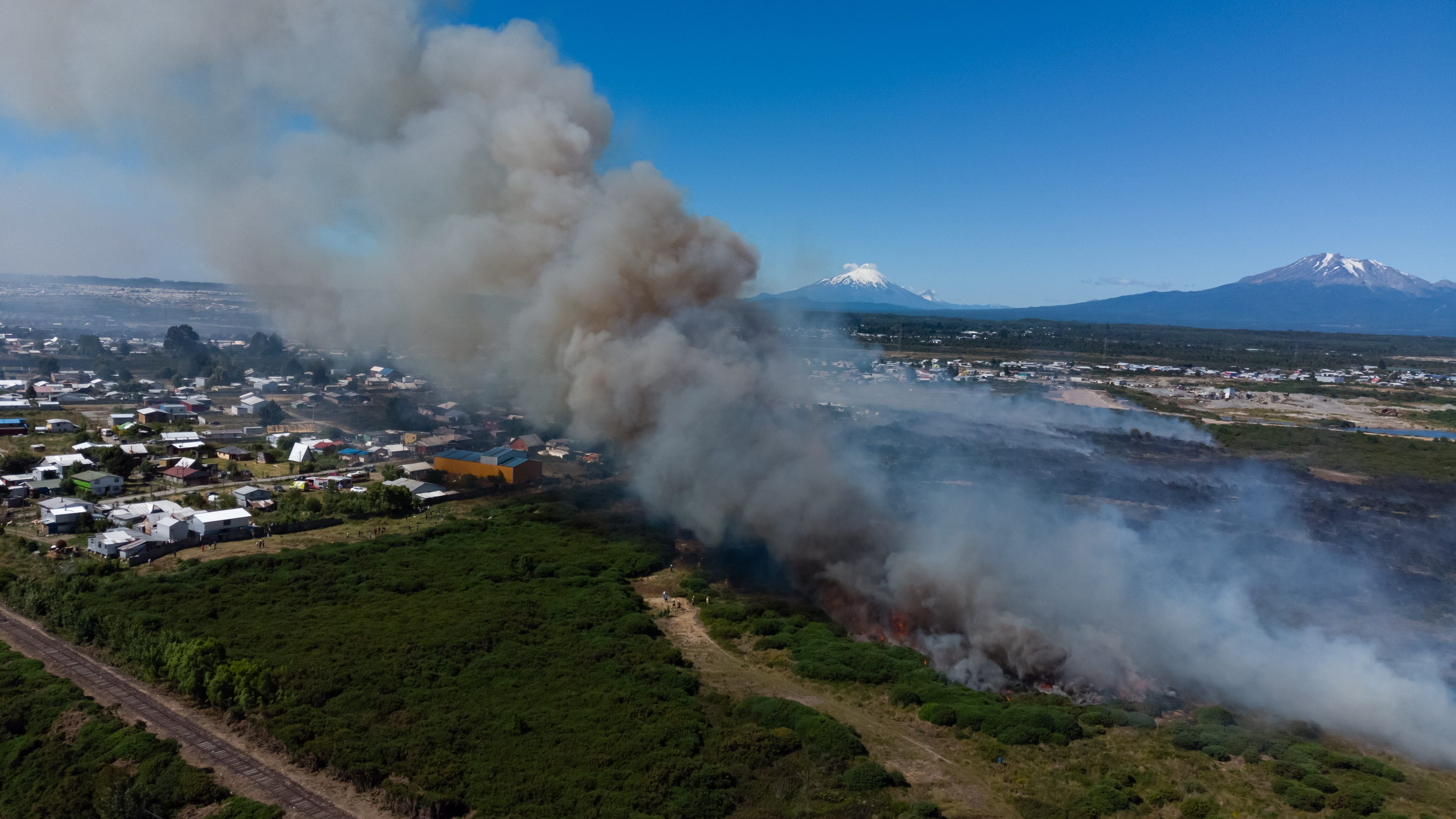 Seis incendios forestales están activos y hay alerta roja en siete comunas