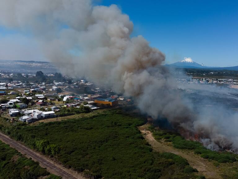 Seis incendios forestales están activos y hay alerta roja en siete comunas