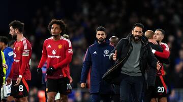 Rubén Amorim tiene un amargo estreno en la banca del Manchester United