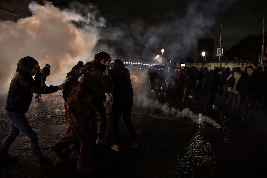 Policía de Francia una protesta contra la reforma de pensiones