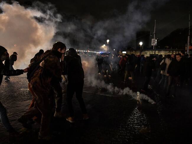 Policía de Francia una protesta contra la reforma de pensiones