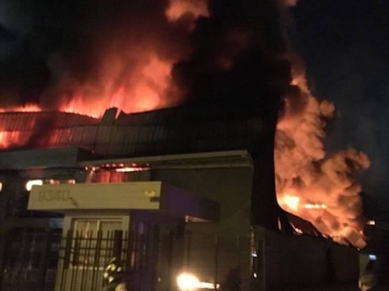 Bodegas con materiales químicos resultaron quemadas en violento incendio en Quilicura