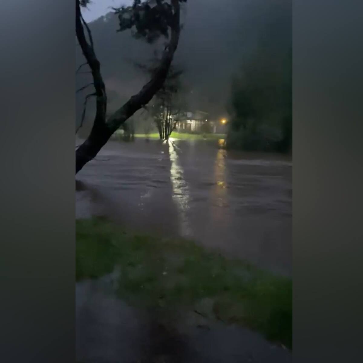 Ante llegada de nuevo sistema frontal: Senapred activa Alerta Roja en dos comunas de Los Ríos tras desborde de causes