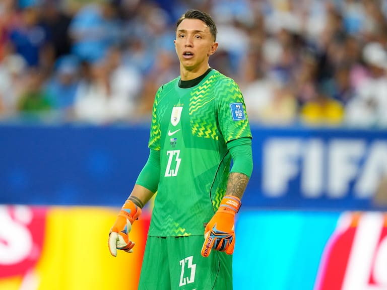 “Si me dices que Muslera le está haciendo la cama...”: usuarios destrozan al portero uruguayo tras gol contra España