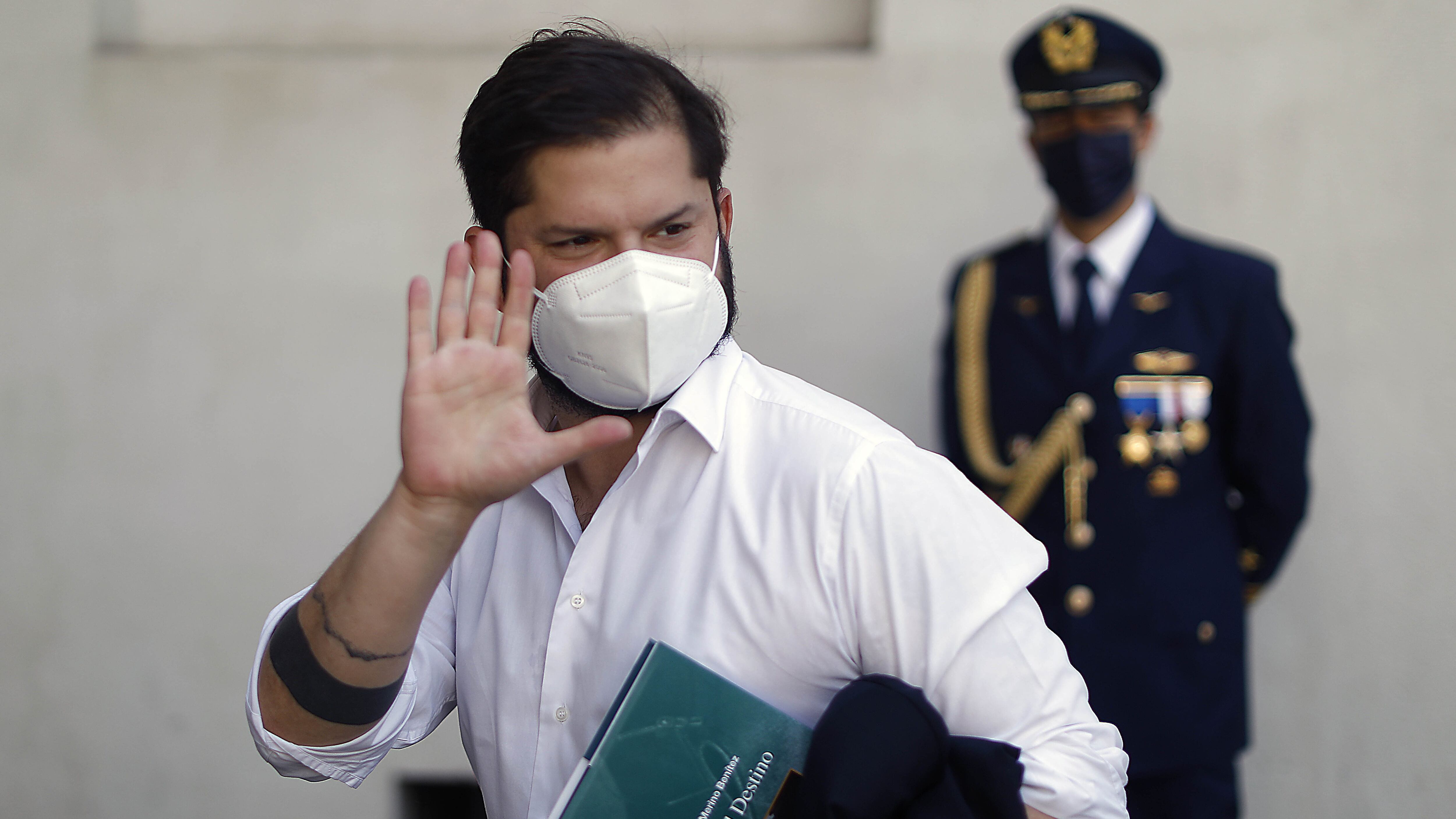 21 de Marzo de 2022/SANTIAGOEl Presidente de la Republica,Gabriel Boric, llega al Palacio de la Moneda, despus de asistir a una ceremonia de Aniversario de la Fach.

FOTO:CRISTOBAL ESCOBAR/AGENCIAUNO