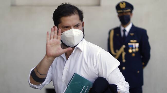 21 de Marzo de 2022/SANTIAGOEl Presidente de la Republica,Gabriel Boric, llega al Palacio de la Moneda, despus de asistir a una ceremonia de Aniversario de la Fach.
FOTO:CRISTOBAL ESCOBAR/AGENCIAUNO