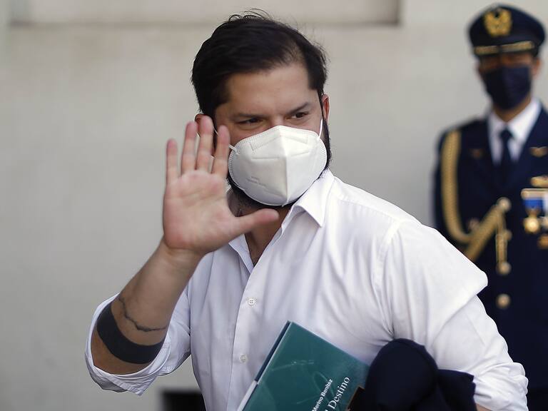 21 de Marzo de 2022/SANTIAGOEl Presidente de la Republica,Gabriel Boric, llega al Palacio de la Moneda, despus de asistir a una ceremonia de Aniversario de la Fach.
FOTO:CRISTOBAL ESCOBAR/AGENCIAUNO