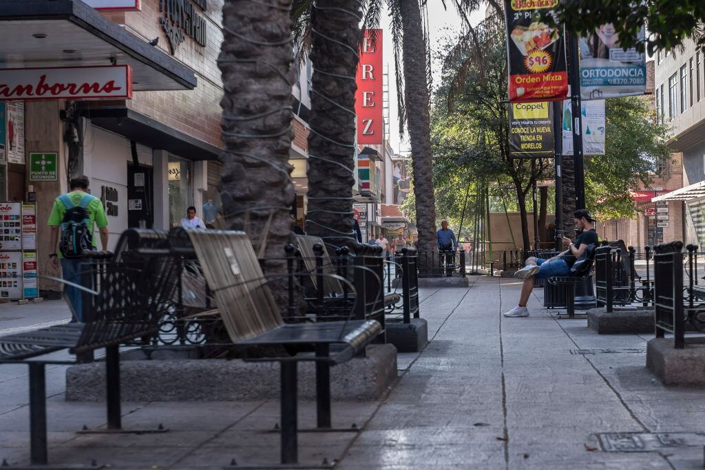 Las calles vacías de una zona comercial en Monterrey