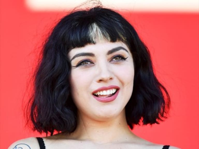 Mon Laferte increpó a público que la pifiaba en festival de música