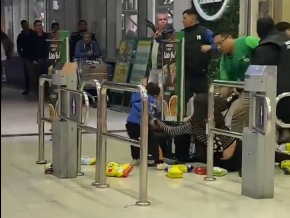Fuertísimas imágenes: Captan violento registro de pequeño niño en medio de pelea de mecheros en supermercado de Independencia