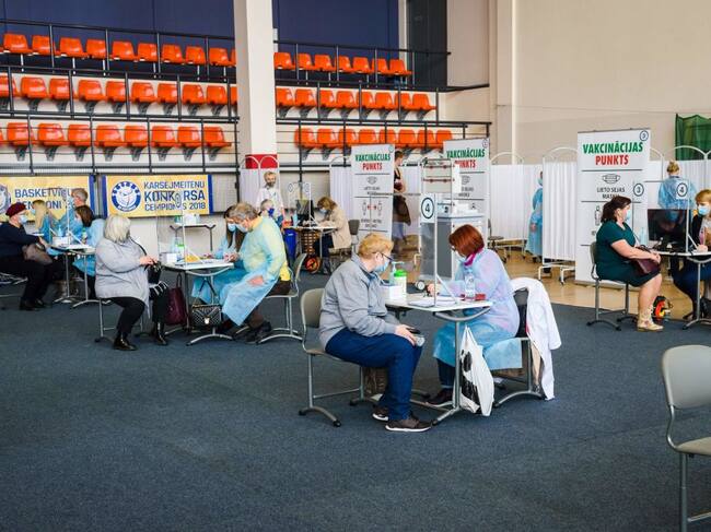 Programa de vacunación masiva en un gimnasia de Letonia