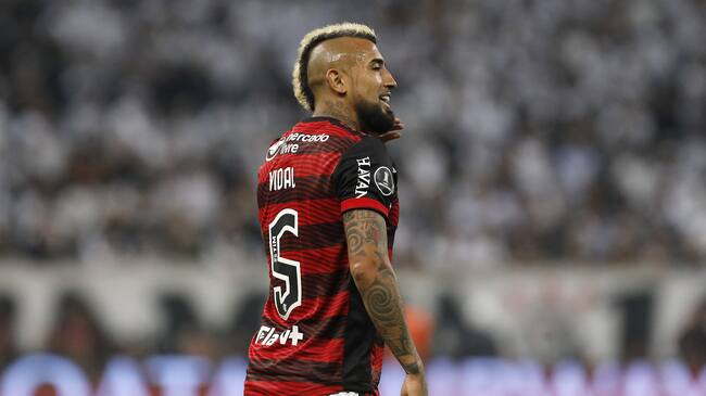 Arturo Vidal recibe elogios de su DT tras jugar Copa Libertadores: "Todo fluye cuando él toca la pelota"