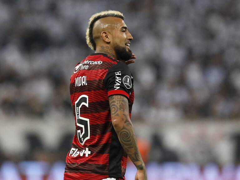 Arturo Vidal recibe elogios de su DT tras jugar Copa Libertadores: "Todo fluye cuando él toca la pelota"