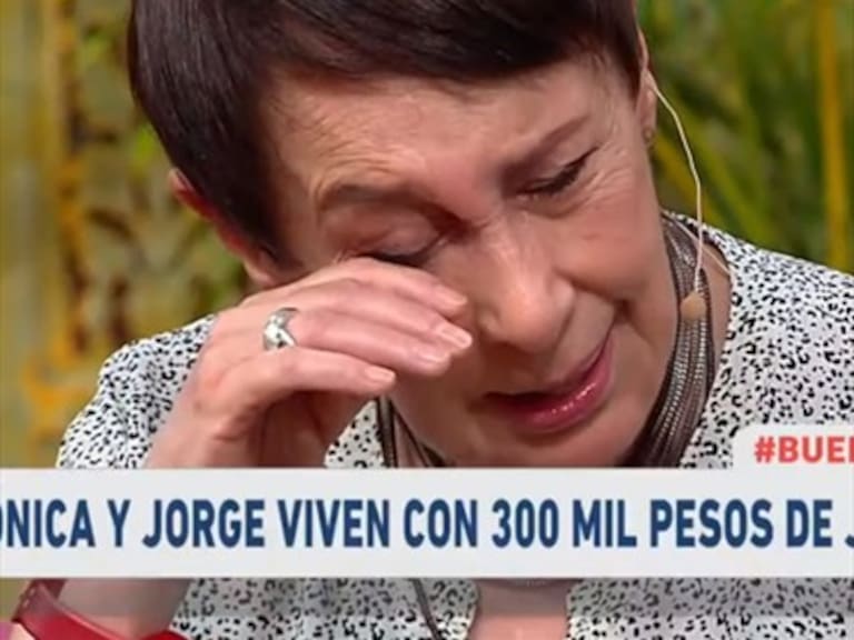 Mónica Carrasco de Los Venegas se emocionó hasta las lágrimas al referirse a la dictadura