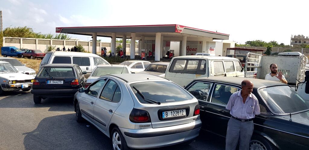 Automovilistas esperan cargar combustible en Líbano