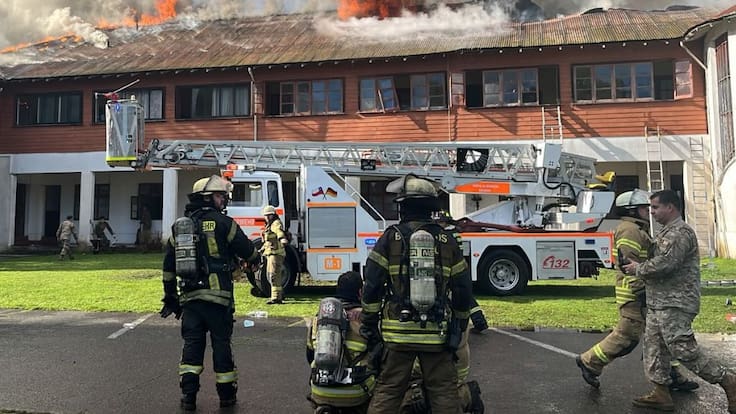 Incendio en Regimiento Arauco de Osorno: declaran quinta alarma y se reportan dos voluntarios lesionados