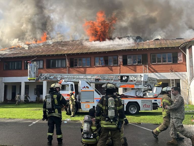Incendio en Regimiento Arauco de Osorno: declaran quinta alarma y se reportan dos voluntarios lesionados