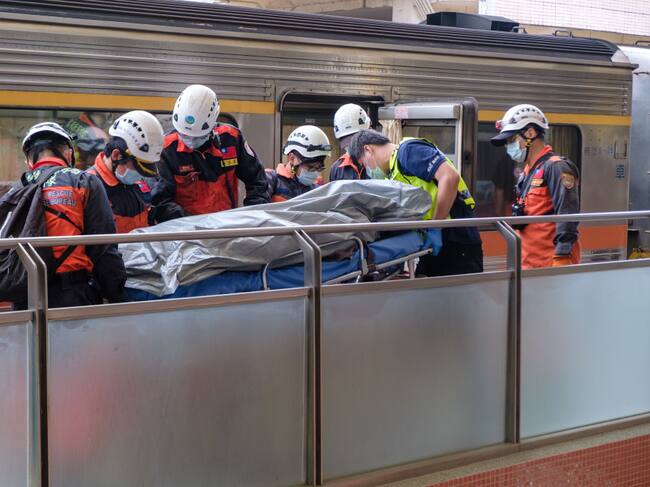 Grupo de rescatistas retira a un herido en el accidente en Hualien