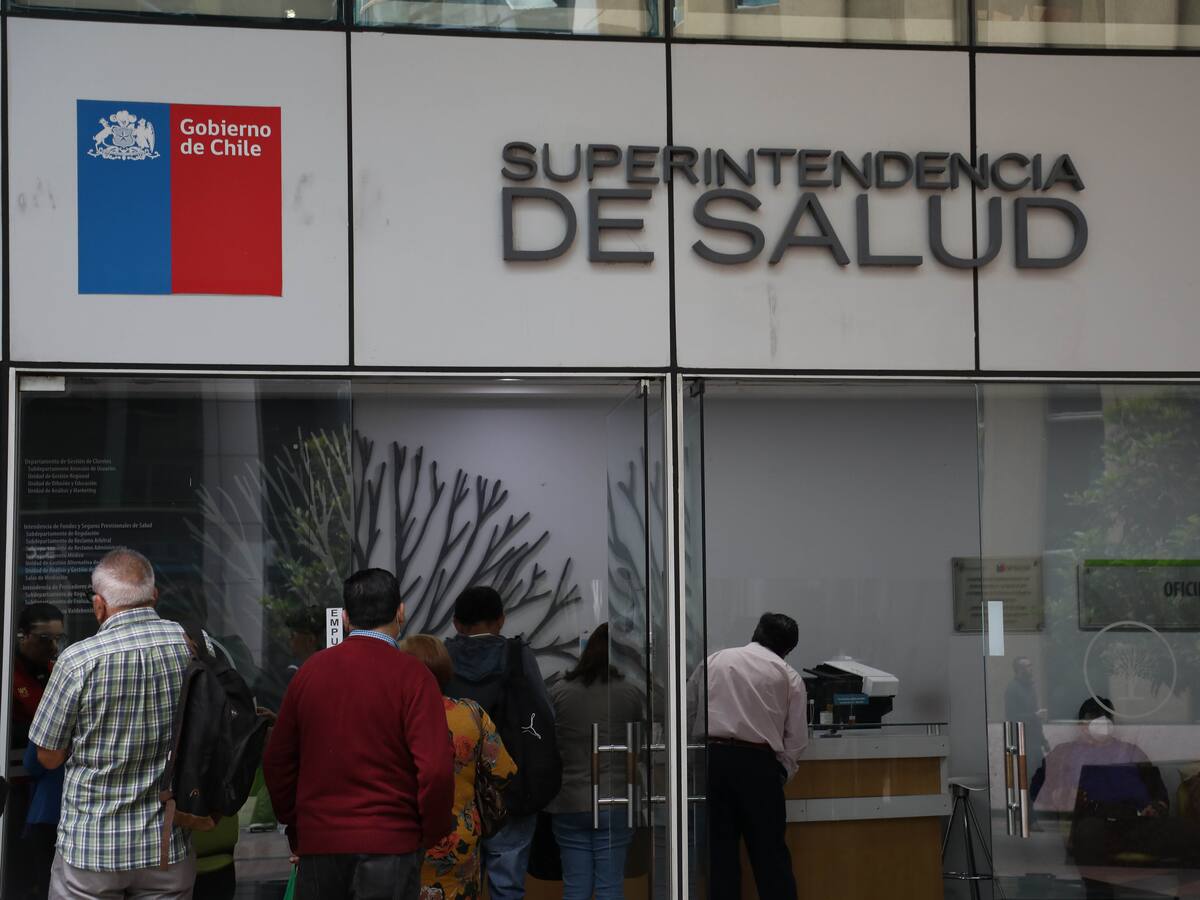 Superintendencia de Salud aumenta en casi tres veces el monto máximo del alza de los planes de isapre: desde marzo podrán subir hasta en 7,4%