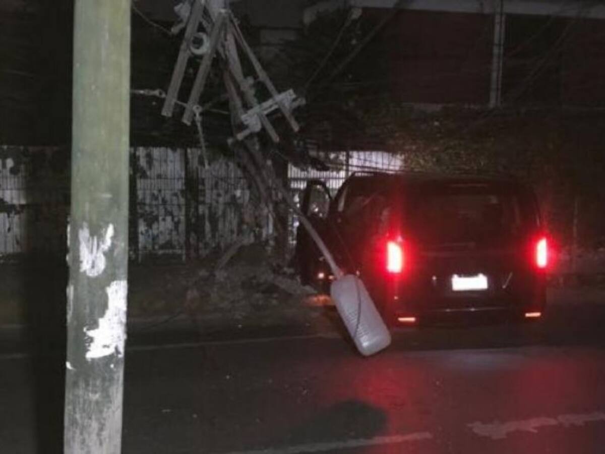 Accidente de tránsito en San Miguel: vehículo chocó con poste y dejó a parte de la comuna sin luz