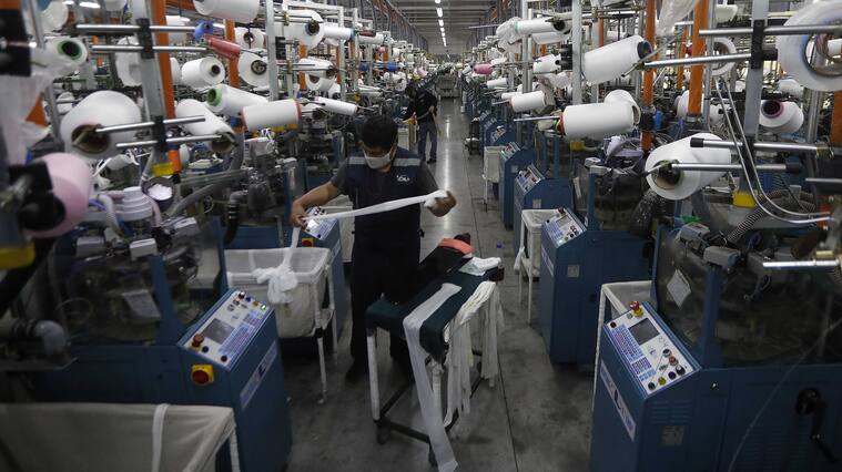 07 de Octubre de 2020/SANTIAGO Una persona trabaja en la Fbrica Monarch, durante una visita de autoridades de gobierno en cual presentaron el Termmetro de Reactivacin, plataforma que permite hacer seguimiento a los avances de la recuperacin econmica de diversos sectores a nivel regional y nacional.
FOTO:CRISTOBAL ESCOBAR/AGENCIAUNO