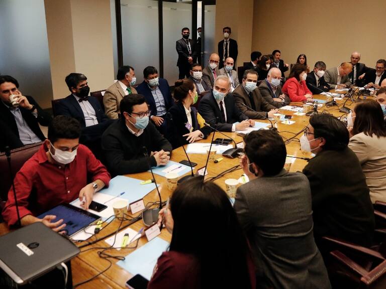 Sin presencia del Gobierno: partidos políticos se reúnen en busca de acuerdos respecto al proceso constitucional