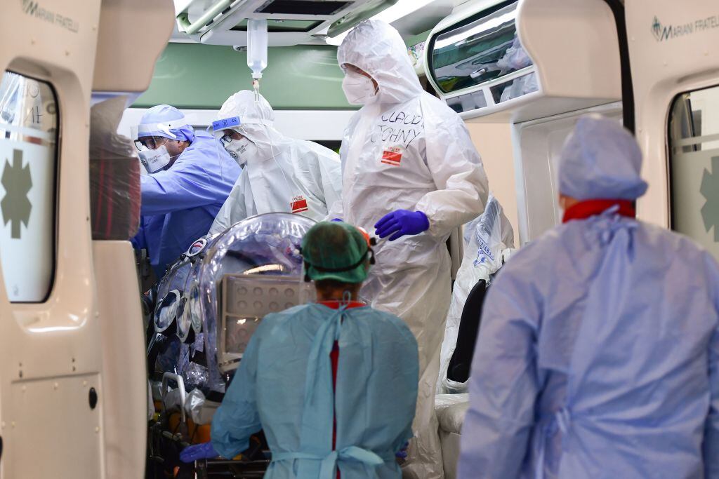 Médicos reciben en urgencia a un paciente del Covid-19