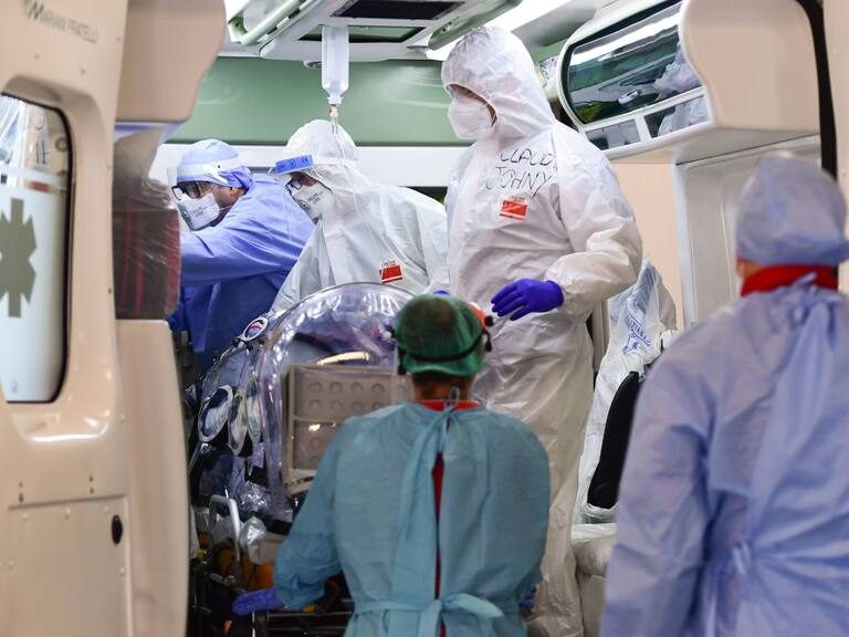 Médicos reciben en urgencia a un paciente del Covid-19