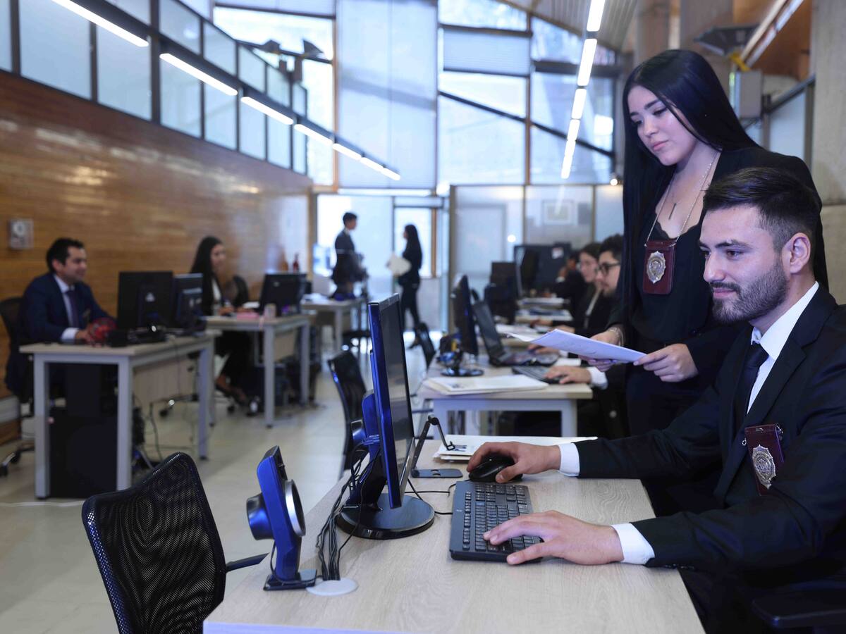 Con sueldos de hasta $1 millón 800 mil: estas son las ofertas de trabajo que tiene la PDI (y así puedes postular)