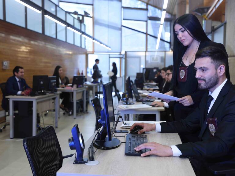 Con sueldos de hasta $1 millón 800 mil: estas son las ofertas de trabajo que tiene la PDI (y así puedes postular)