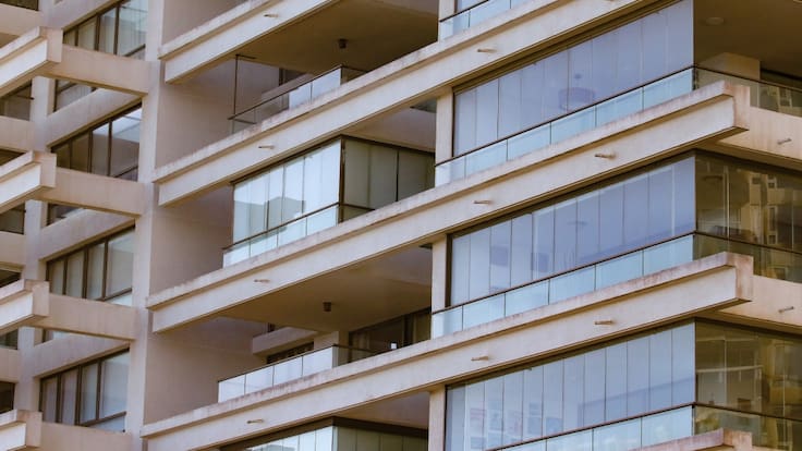 Edificio en Las Condes promocionado por influencers sufre denuncias por insalubridad: “Nos sentimos estafados”