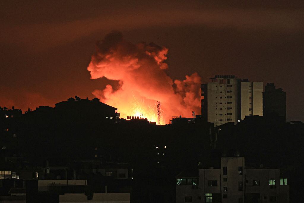 Las bombas iluminan con explosiones la noche sin electricidad en Gaza