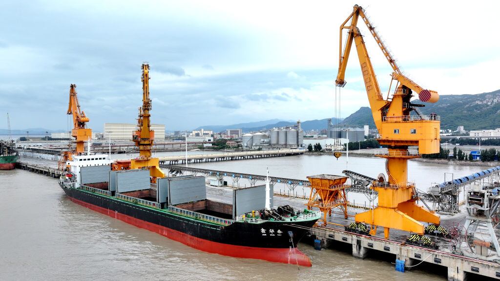 En el puerto de Fuzhou un barco carguero recibe los contenedores para llevar los productos que se exportan desde China