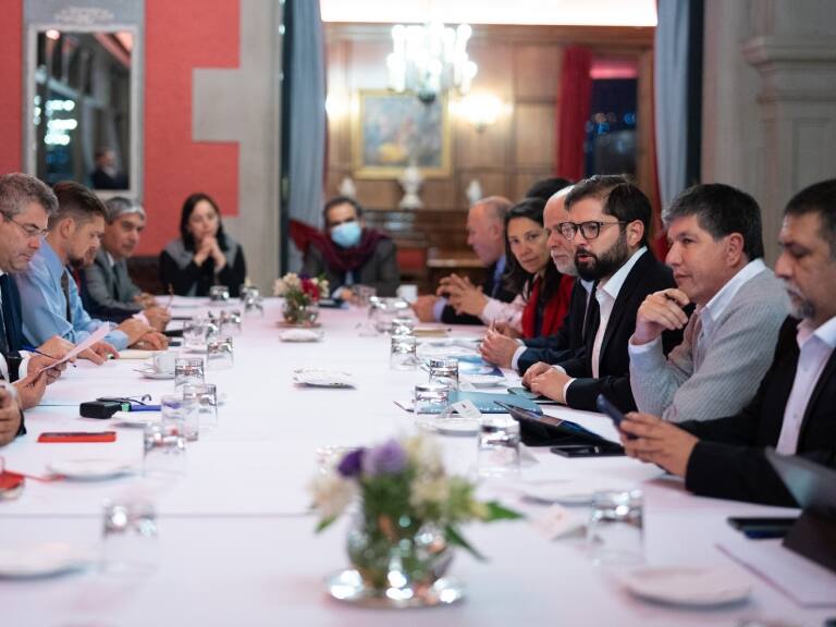 «No nos dejó hablar de seguridad»: diputados de oposición se retiran descontentos de reunión con el Presidente en Cerro Castillo