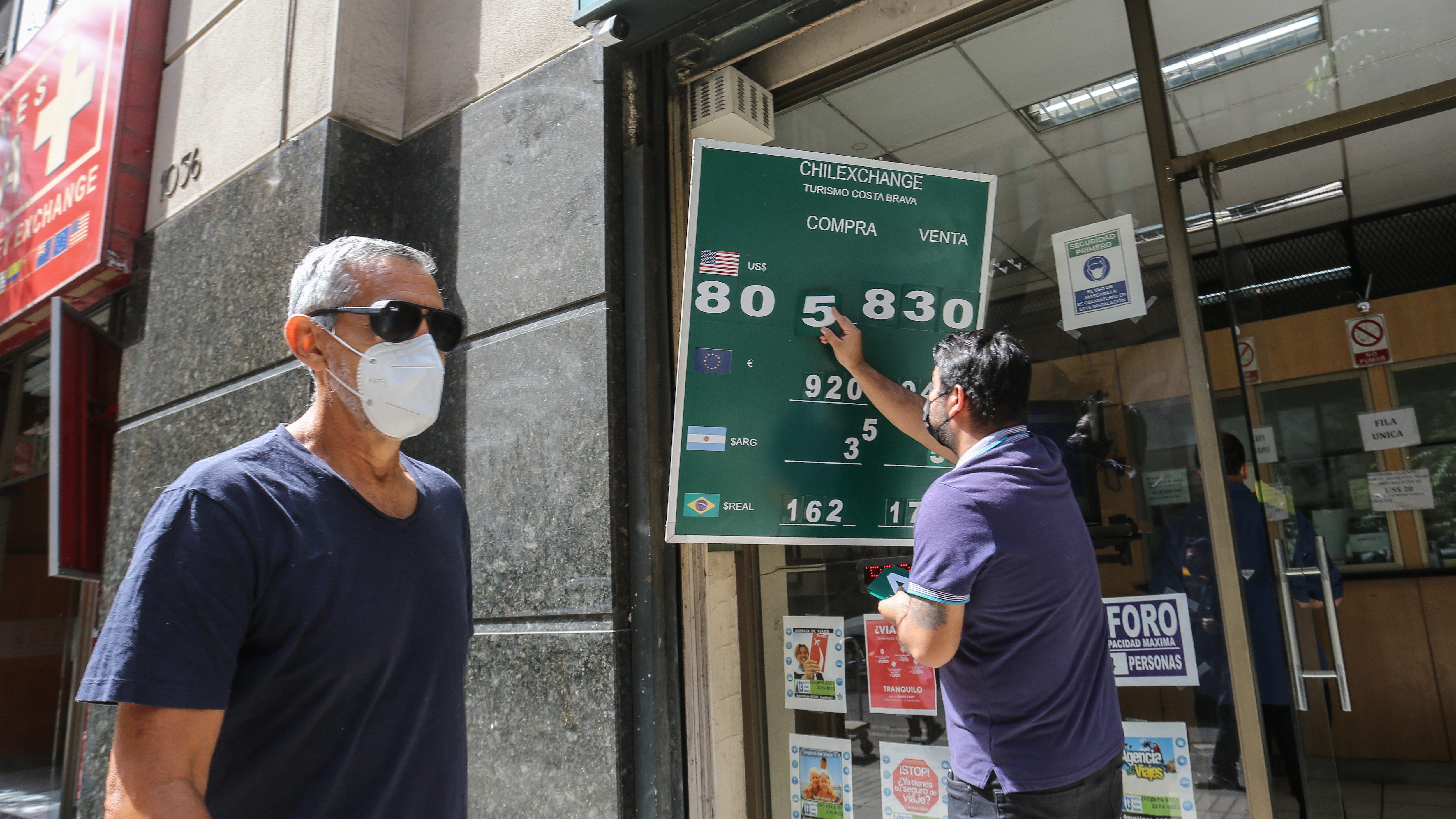 24 de FEBRERO de 2022/ SANTIAGOVariaciones del precio del dólar en las distintas casas de cambio de la calle Agustinas en Santiago Centro producto del conflicto Ruso - Ucraniano
FOTO: DIEGO MARTIN/AGENCIAUNO