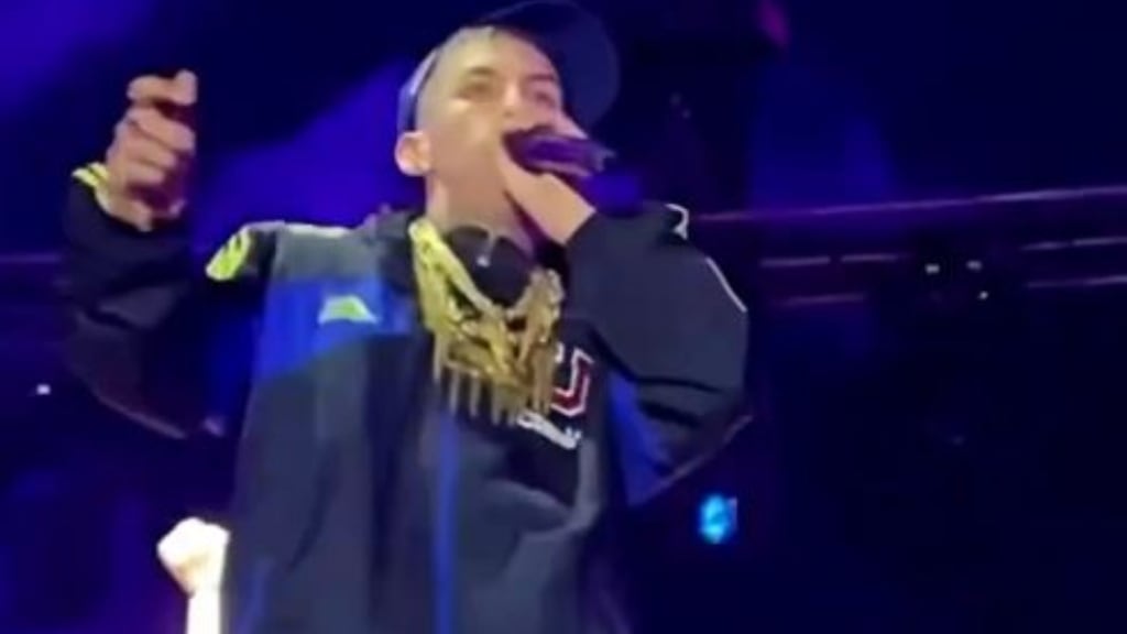 L-Gante sorprende al aparecer durante un show en Argentina usando el buzo de la U