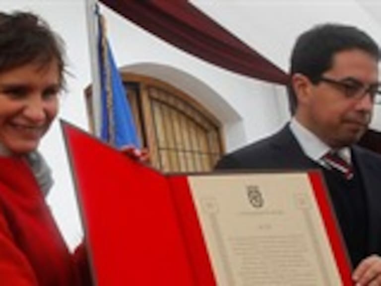 La alcaldesa de Santiago llamó a la comunidad a cuidar el patrimonio histórico de Santiago