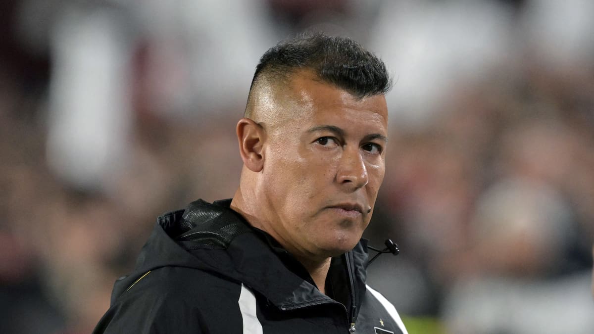 No se da por vencido: Jorge Almirón dirigió la práctica de Colo Colo mientras negocia su salida del club