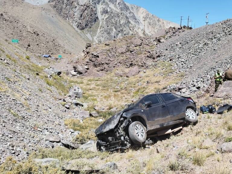 Dos personas fallecen en accidente de tránsito en Los Andes: automóvil cayó a un barranco