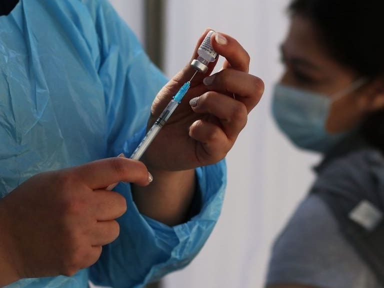 17 DE JULIO DE 2021/VALPARAISOUna enfermera prepara una dosis de vacuna Covid-19 en la Plaza de la Victoria, en donde el Área de Salud del municipio de Valparaíso, realiza un operativo de vacunación contra el Coronavirus y la Influenza, además de búsqueda activa de casos Covid-19 positivos.
FOTO: LEONARDO RUBILAR CHANDIA/AGENCIAUNO