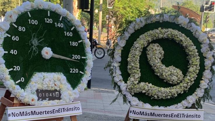 Con coronas fúnebres: Ministerio de Transporte inicia campaña para concientizar a conductores durante este fin de semana largo