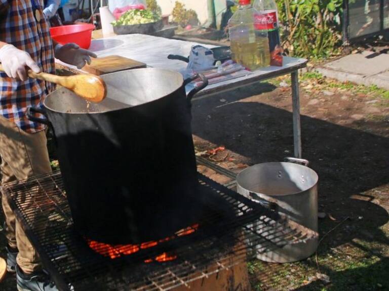 Pareja de animalistas levantó una olla común en Conchalí: «Dejamos un cartelito fuera de la casa: ‘si usted necesita comida, toque la puerta'»